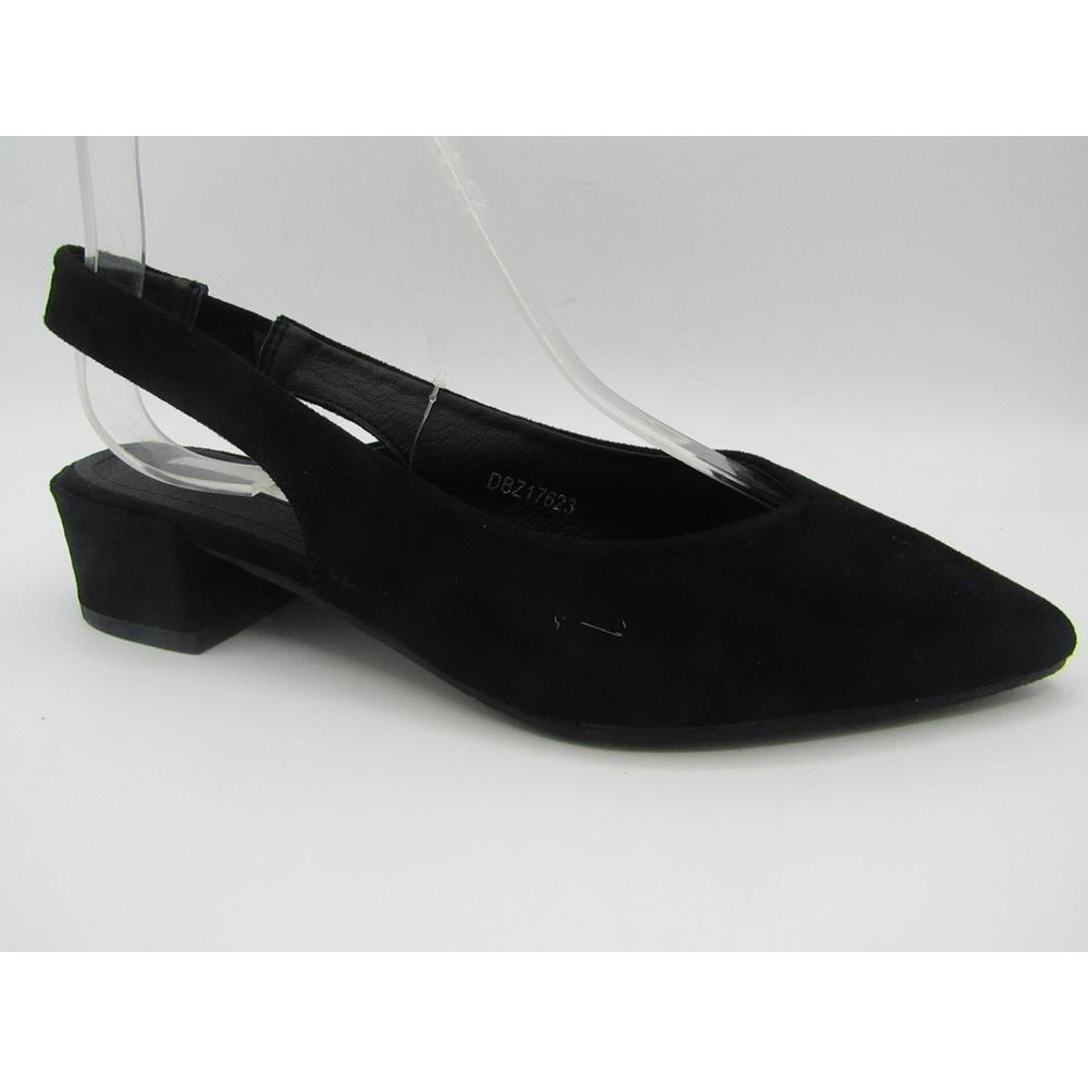 Zapato negro destalonado 2025